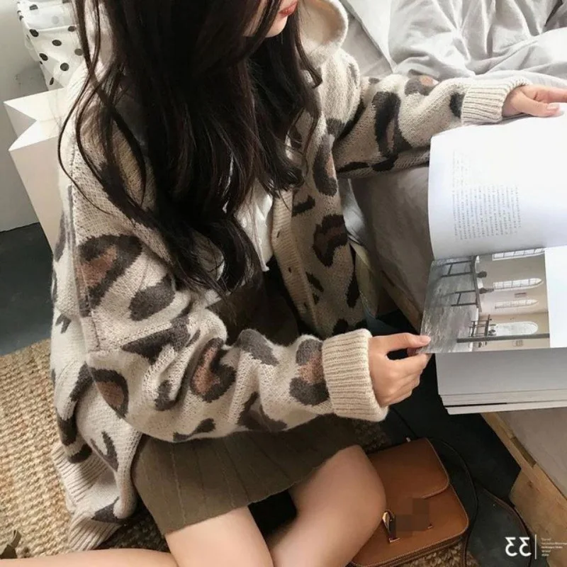 2024 Nuovo maglione da donna con stampa leopardata allentata dimagrante rilassato cappotto cardigan lavorato a maglia con colletto in stile coreano più giovane