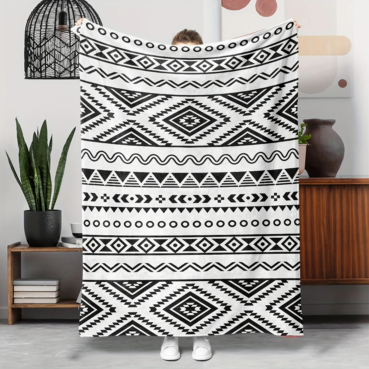 

The Bohemian-style black and white flannel blanket is soft, warm and comfortable, suitable for sofas and beds