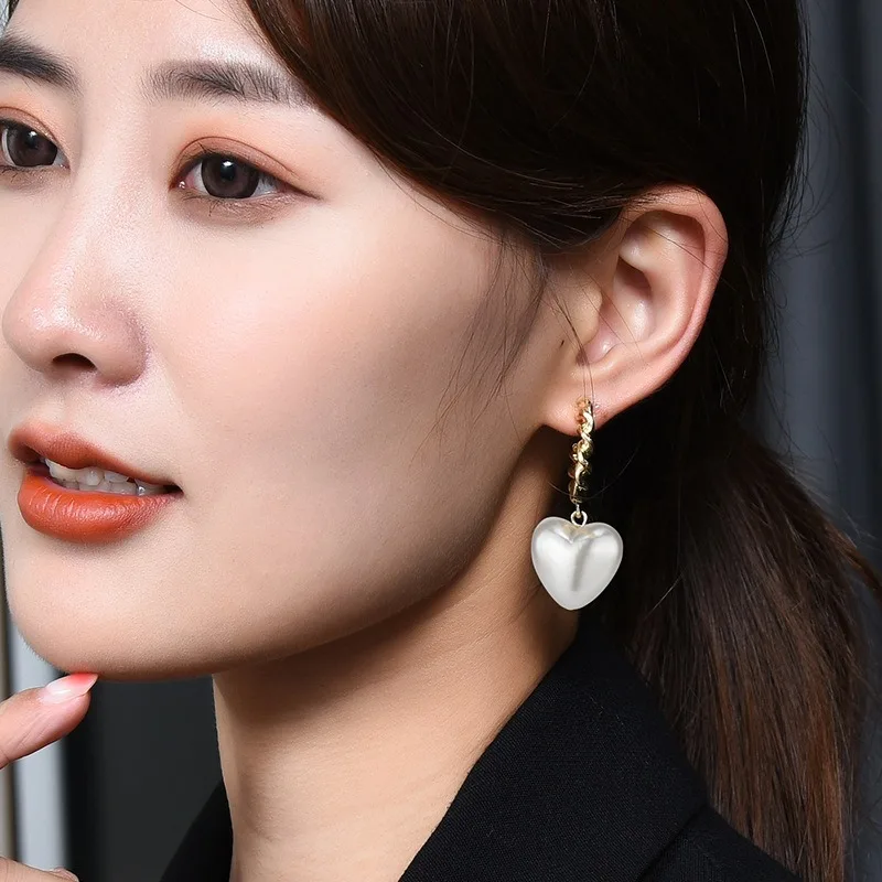 ต่างหูรูปหัวใจที่ทันสมัยและเรียบง่ายต่างหูสตั๊ดเข็มเงิน S925 สําหรับสุภาพสตรีต่างหูทรงเรขาคณิต