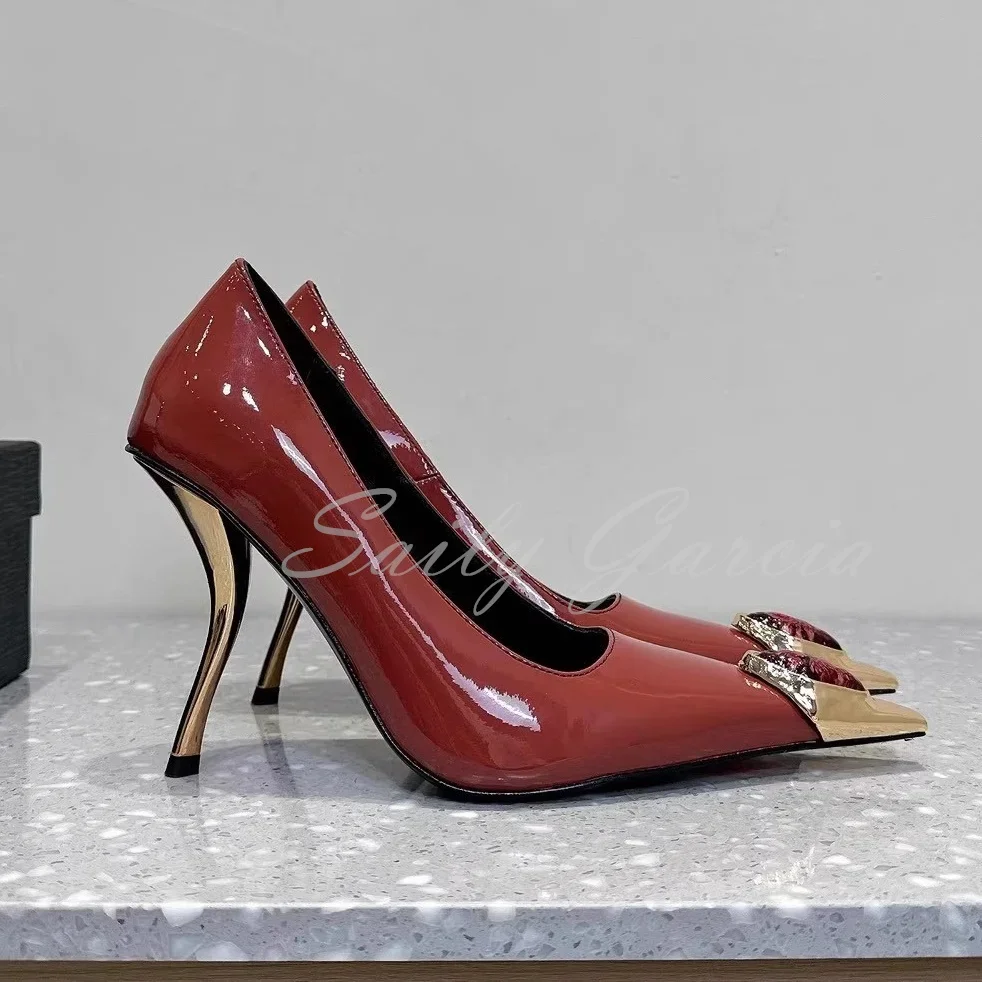 

Сексуальные однотонные туфли-лодочки из лакированной кожи на высоком каблуке с маленьким квадратным носком и металлической пряжкой без шнуровки на высоком каблуке