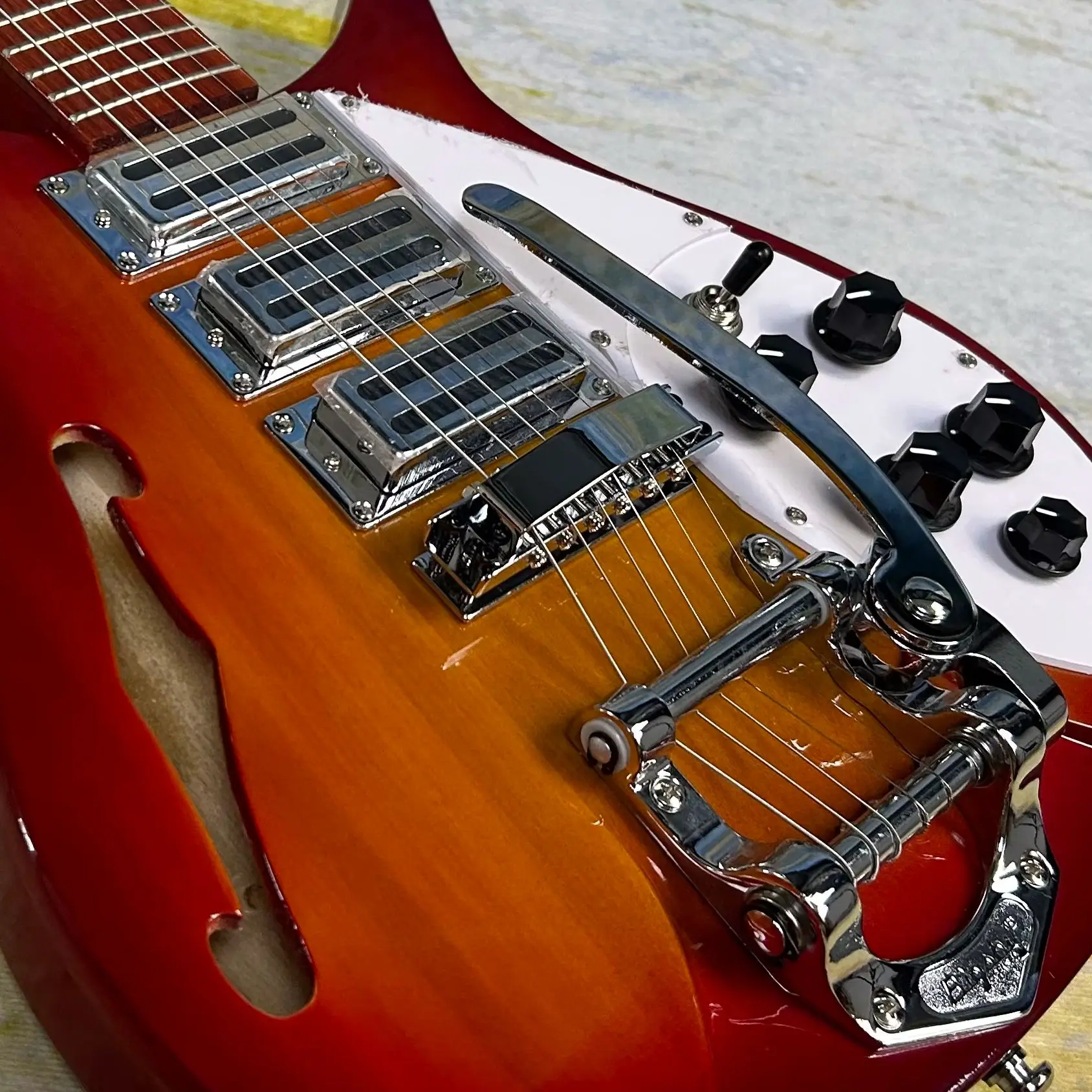 Cherry Sunburst 325 Model Electric Guitars 527 mm Scale Length F Holes