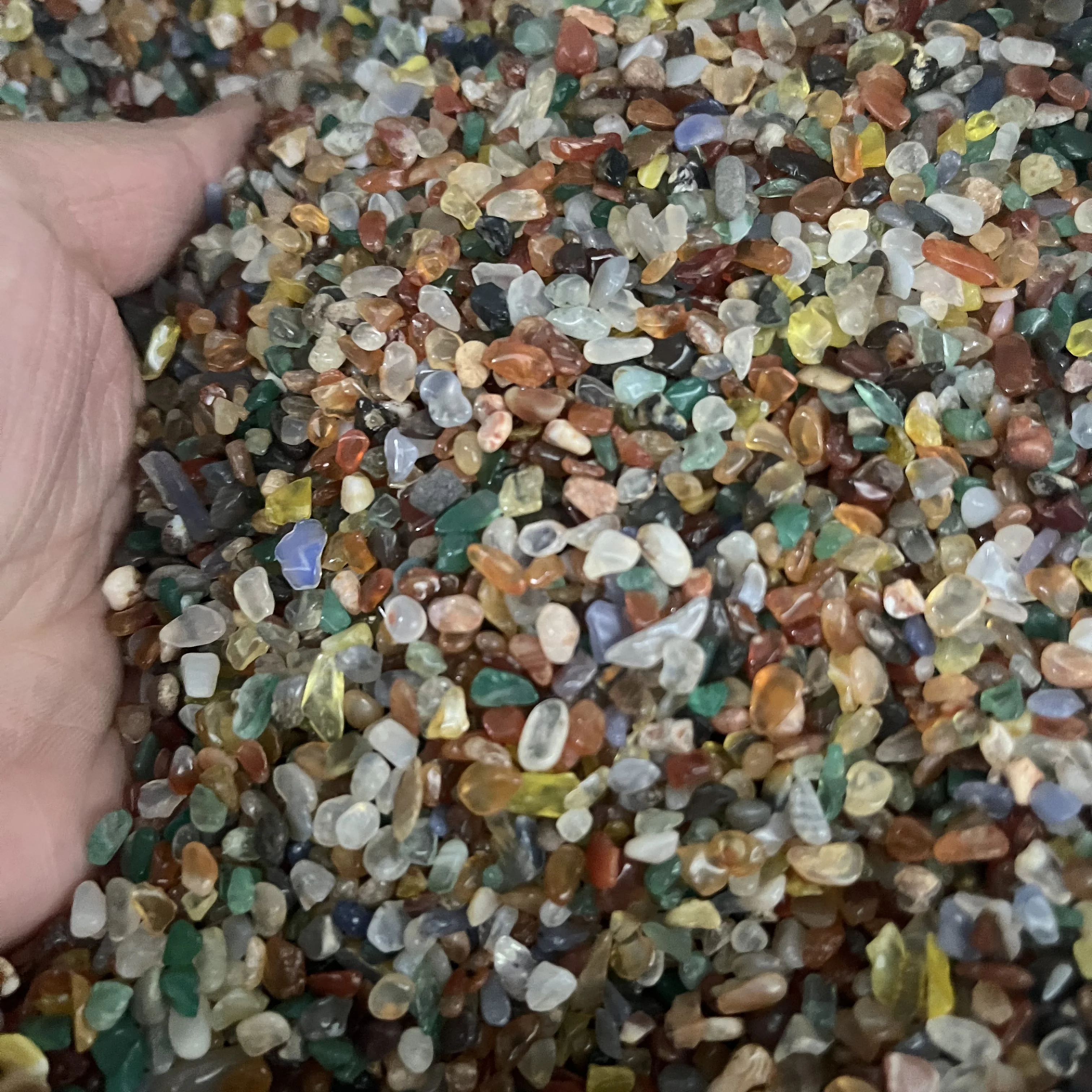 100 جرام 3-5 مللي متر الأحجار الكريمة الطبيعية الكوارتز الحرف هبط السائبة كريستال أحجار استشفاء رقائق الحصى بالجملة المنزل خزان الأسماك الديكور