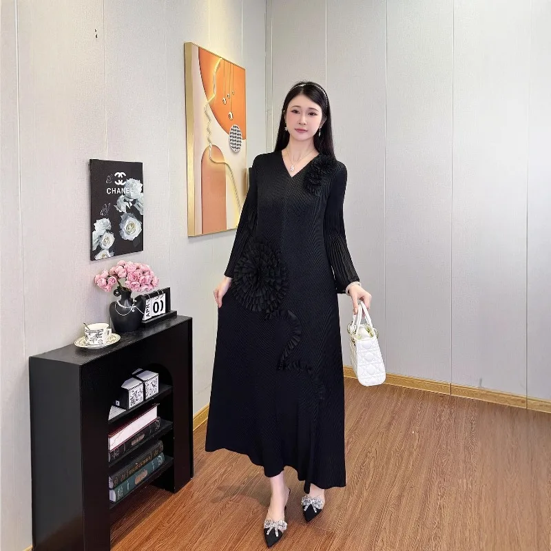 Sukienka Miyake Fold 2025 Jesień/Zima Nowa, Jednolita, Luźna, Duży Rozmiar, Długa Sukienka Modna z Kwiatowymi Rękawami, Damska Sukienka z Dekoltem w Serek, Plisowana