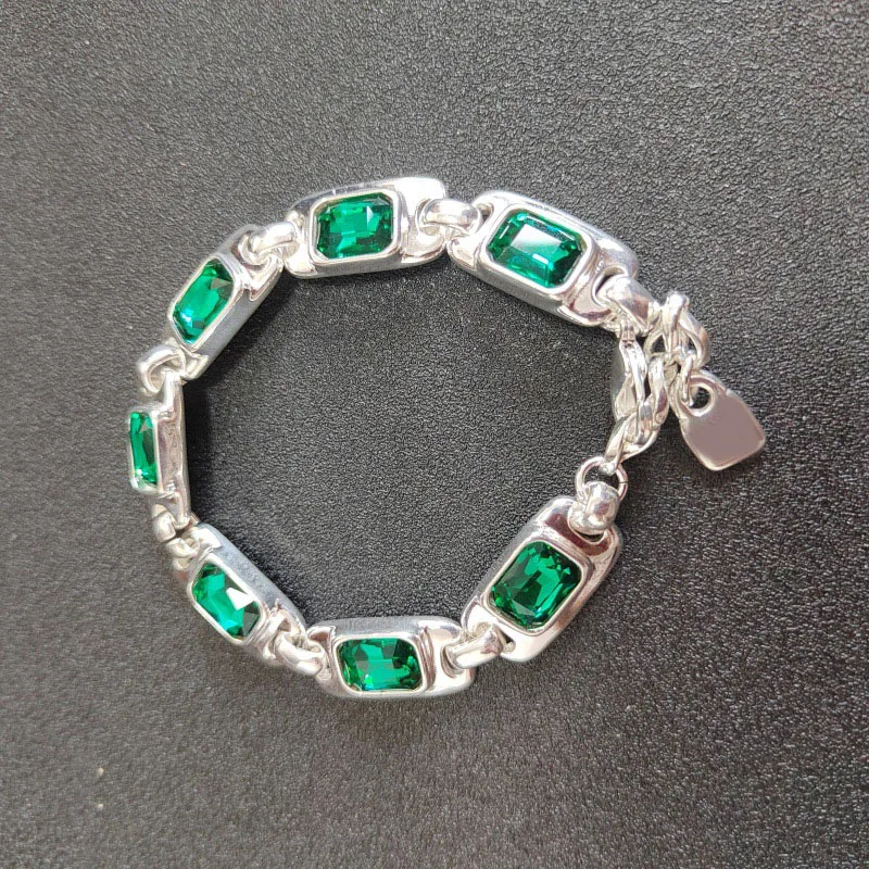 

The niche trend UN nurtures emerald girls and collarbone chain girls