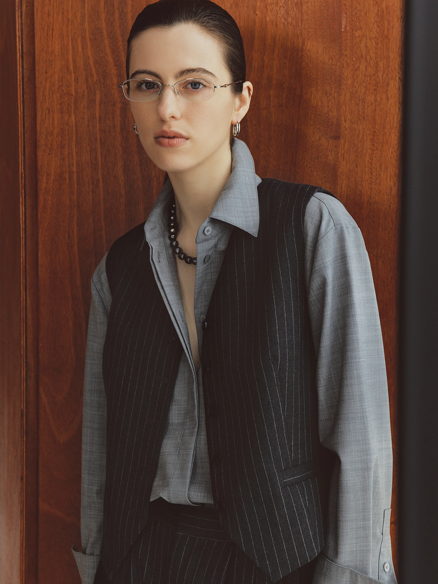 

Комплект для осени: укороченный шерстяной жилет и широкие брюки в полоску. Модный нейтральный стиль.