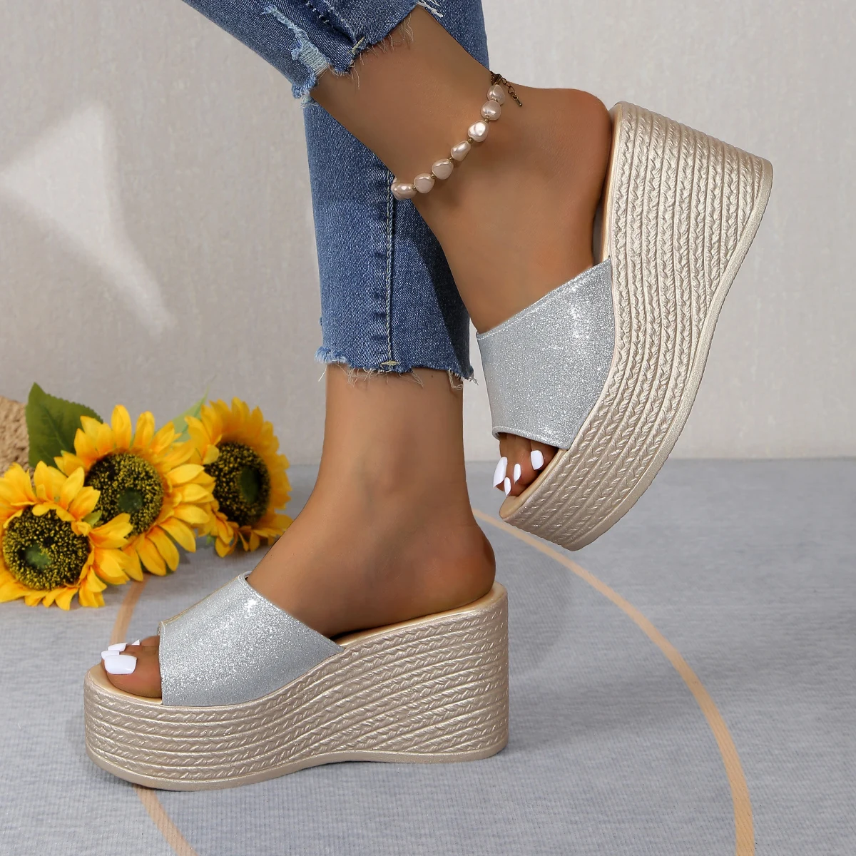Damen Keilsandalen 2026 Neue Sommer Damen Slip-on Hochhackige Modische Damenschuhe Bequeme Blumen Outdoor Plateau-Sandalen
