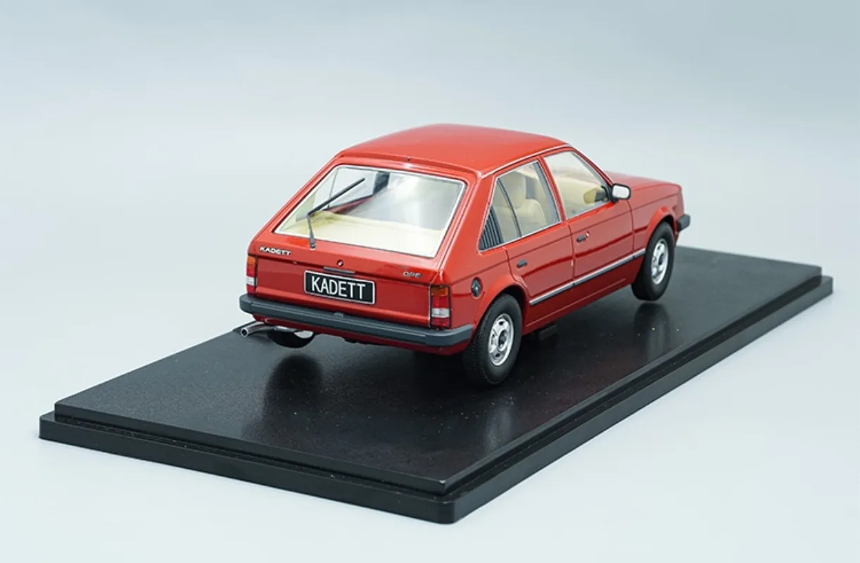 トリプル9 ダイキャスト 1/18スケール オペル合金製モデルカー オペル・カデットD 1984 レッド プレイビークル おもちゃ 男の子向けギフト オリジナルボックス入り