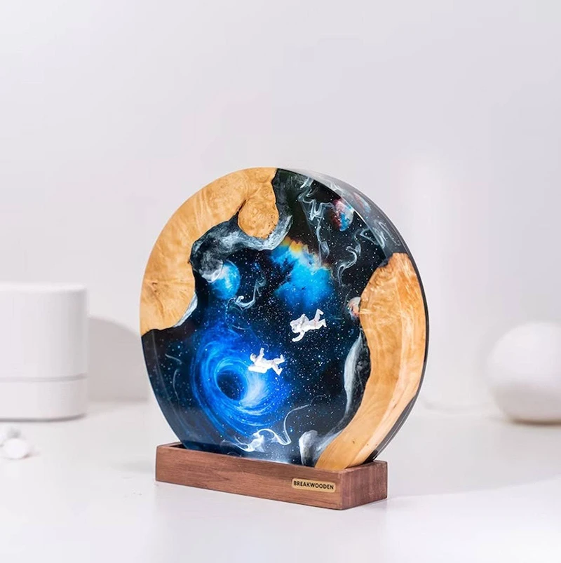 Tata Surya Jelajahi Organisme Lampu Meja Resin Lampu Dekorasi Seni Kreaktif Lampu Malam Tema Lubang Hitam Astronot Pengisi Daya USB