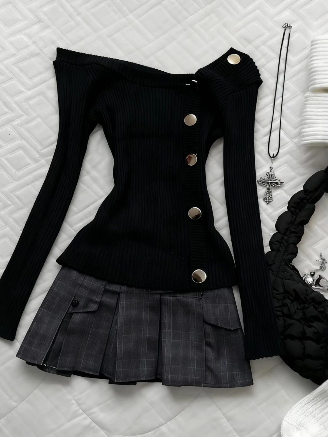 

Pure Desire Sexy Black One-Shoulder Knitted Sweater Women's Spring High-End Feeling Diagonal Buttoning Shoulder Bared Slimmin...