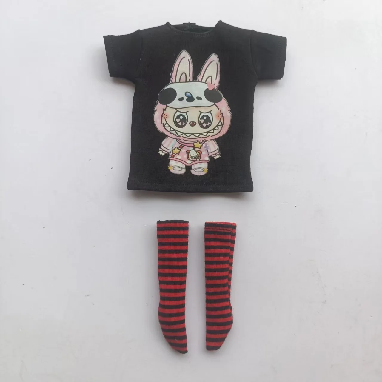 Handgefertigte OB24 1/6 Puppenkleidung, Cartoon-Print Kurzarm-T-Shirt + gestreifte Socken, kann als Zubehör für 1/6 Puppen verwendet werden. – Detail 9
