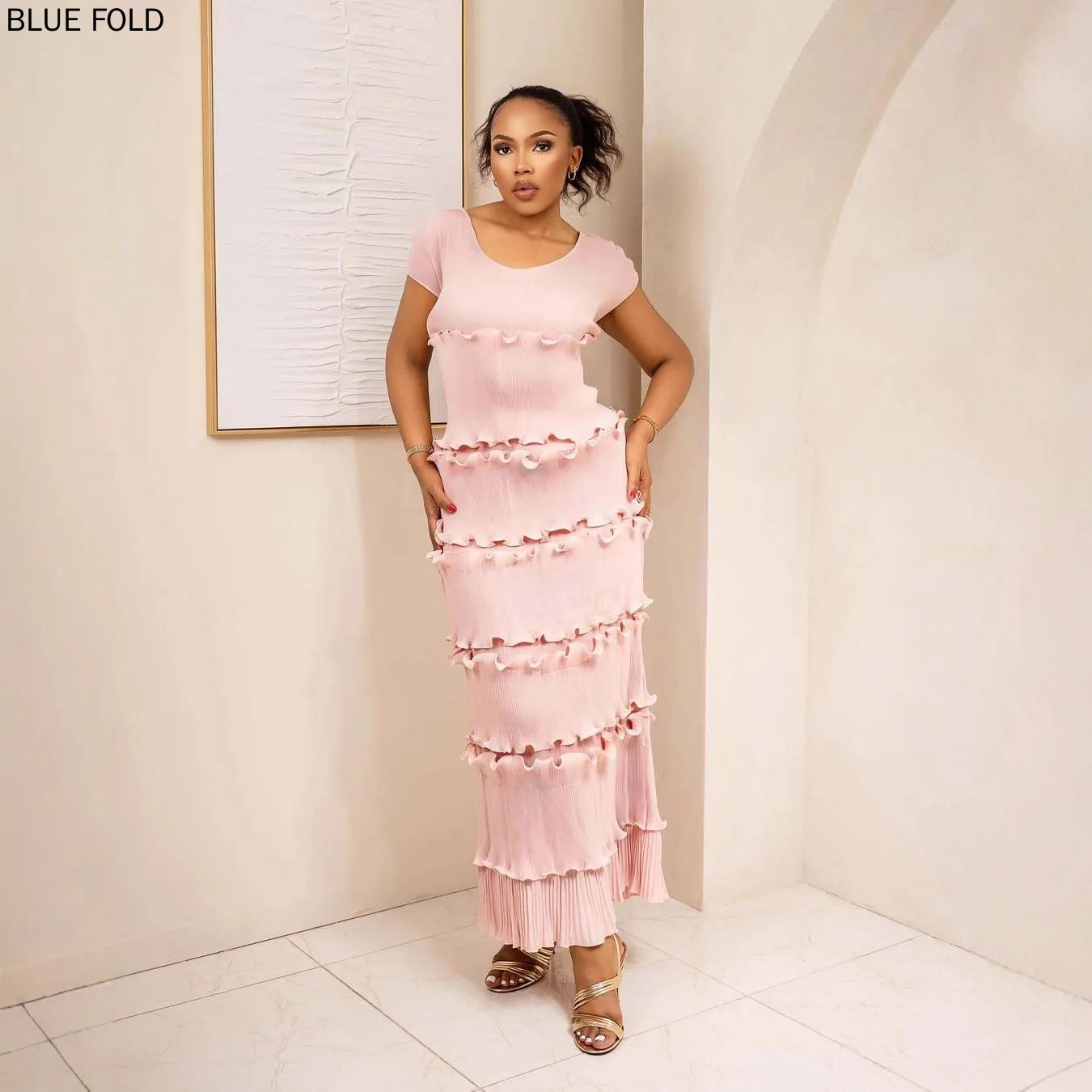 Miyake plissado moda cor sólida feminino grande decote em v camada de bolo borda de orelha de madeira vestido plus size