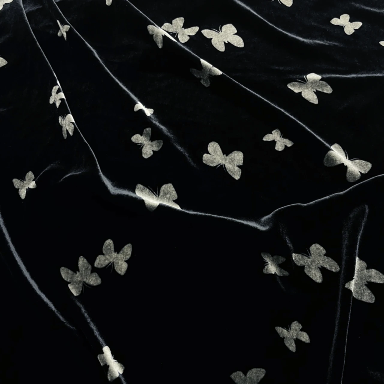 

100 см X 140 см черный фон шелковая ткань шелковицы бархат ротен цветок гравировка серебряный принт бабочка элитное платье