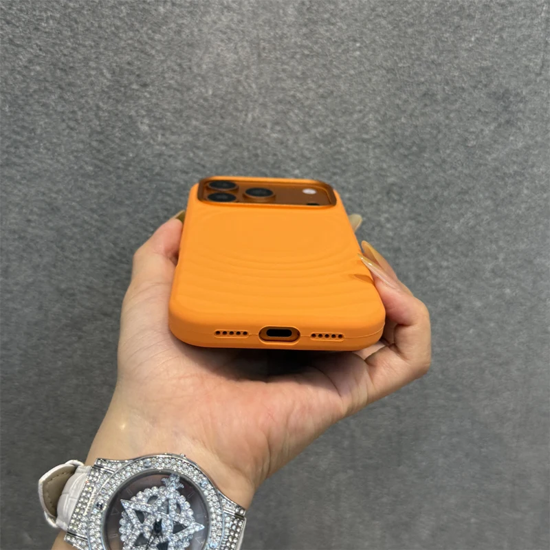 Etui na telefon MagSafe z efektem falującego się wody i metalową ramką, kompatybilne z iPhone 17, 18 Pro Max, 16 Pro, 15, z funkcją bezprzewodowego ładowania, matowe, wykonane z płynnego silikonu. — zdjęcie produktu 4