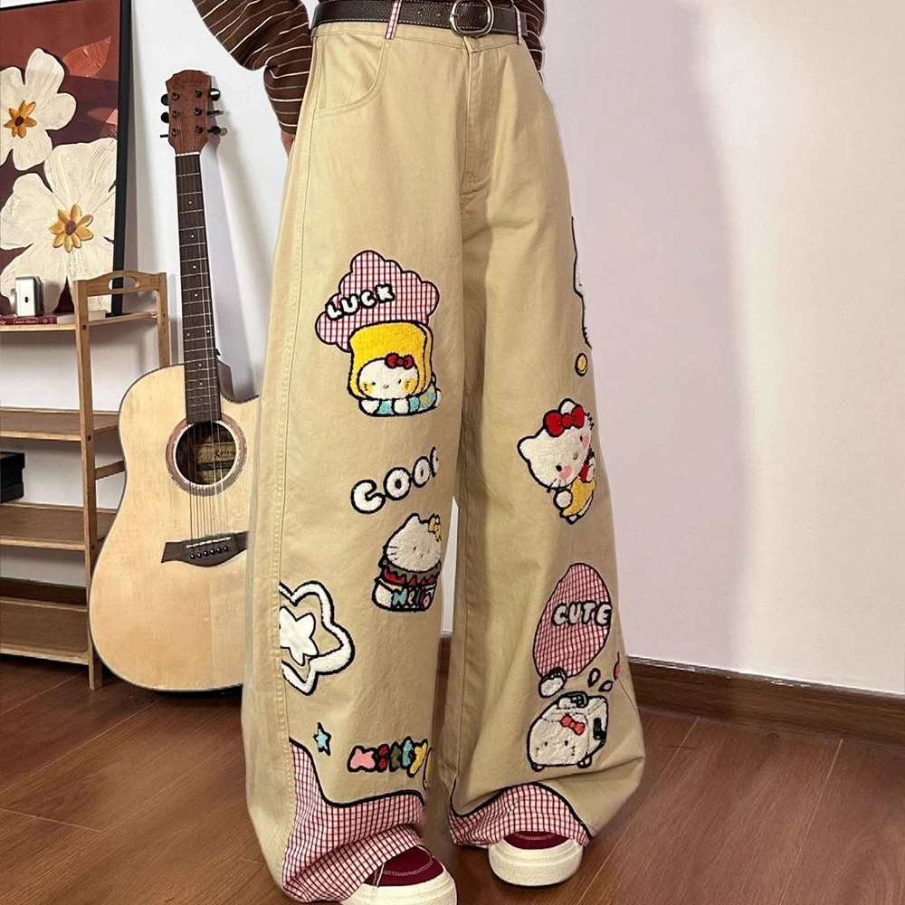 กางเกงยีนส์ลายการ์ตูน Hello Kitty สไตล์ยุค Y2K ปักลายแบบเรโทร ตัดต่อผ้า สำหรับผู้หญิง ไซส์ใหญ่ รุ่นใหม่ล่าสุดสำหรับฤดูใบไม้ร่วง กางเกงขายาวทรงหลวมขาบานสำหรับสาวๆ