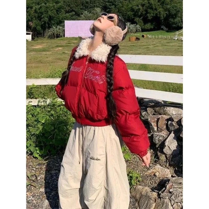 เสื้อโค้ทสไตล์อเมริกันย้อนยุคสำหรับผู้หญิง แขนยาว พิมพ์ลายตัวอักษร สไตล์ลำลอง อุ่นสบาย สีแดง แฟชั่นฤดูใบไม้ร่วงและฤดูหนาว