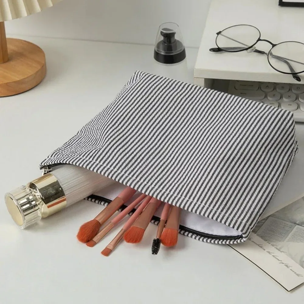 Portable Bubble Gauze Makeup Bag Large Capacity Embroidered Striped Women Handbag Toiletry Bag Makeip Pouch
