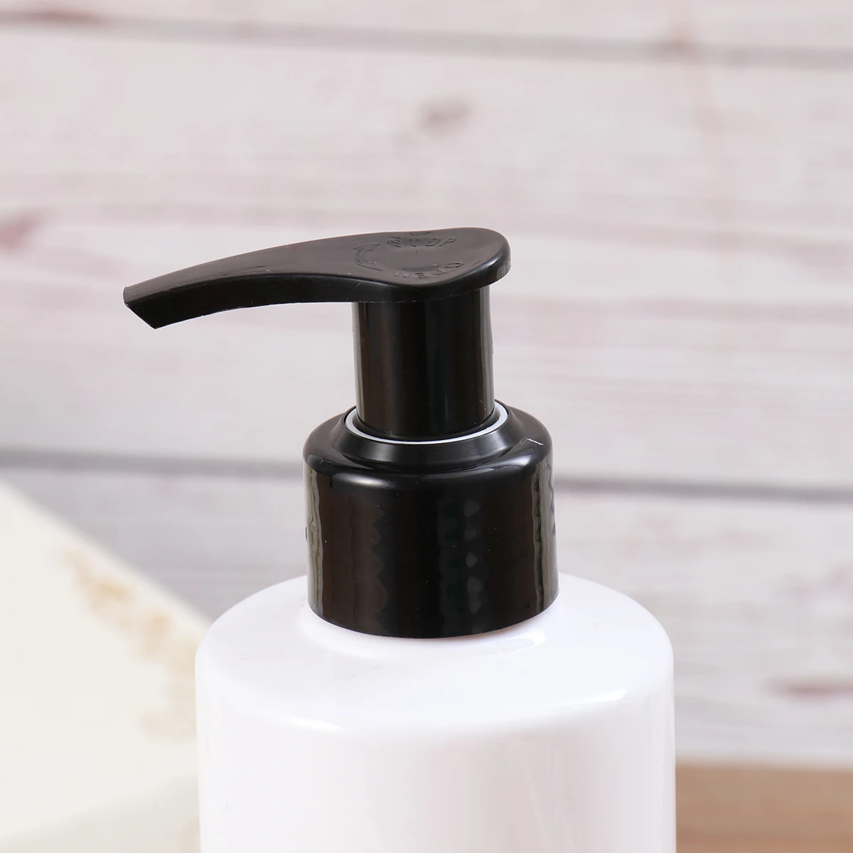 

5pcs Refillable Travel Bottles Empty Lotion Shampoo Containers For Skincare Toiletries Durable Reusable Plastic 250Ml