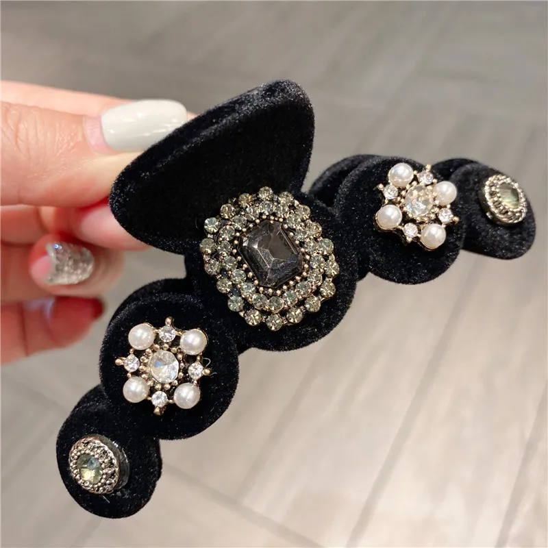 إكسسوار شعر شتوي كوري أسود مخملي متدفق متوسط المنتزع مشبك شعر فاخر مزين بحجر الراين على شكل سمكة قرش للنساء #1