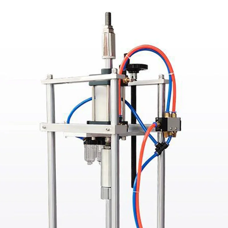 Пневматическая настольная машина для укупорки крышек бутылок с маслом. Машина для укупорки крышек бутылок пива. Машина для укупорки крышек бутылок с газировкой.