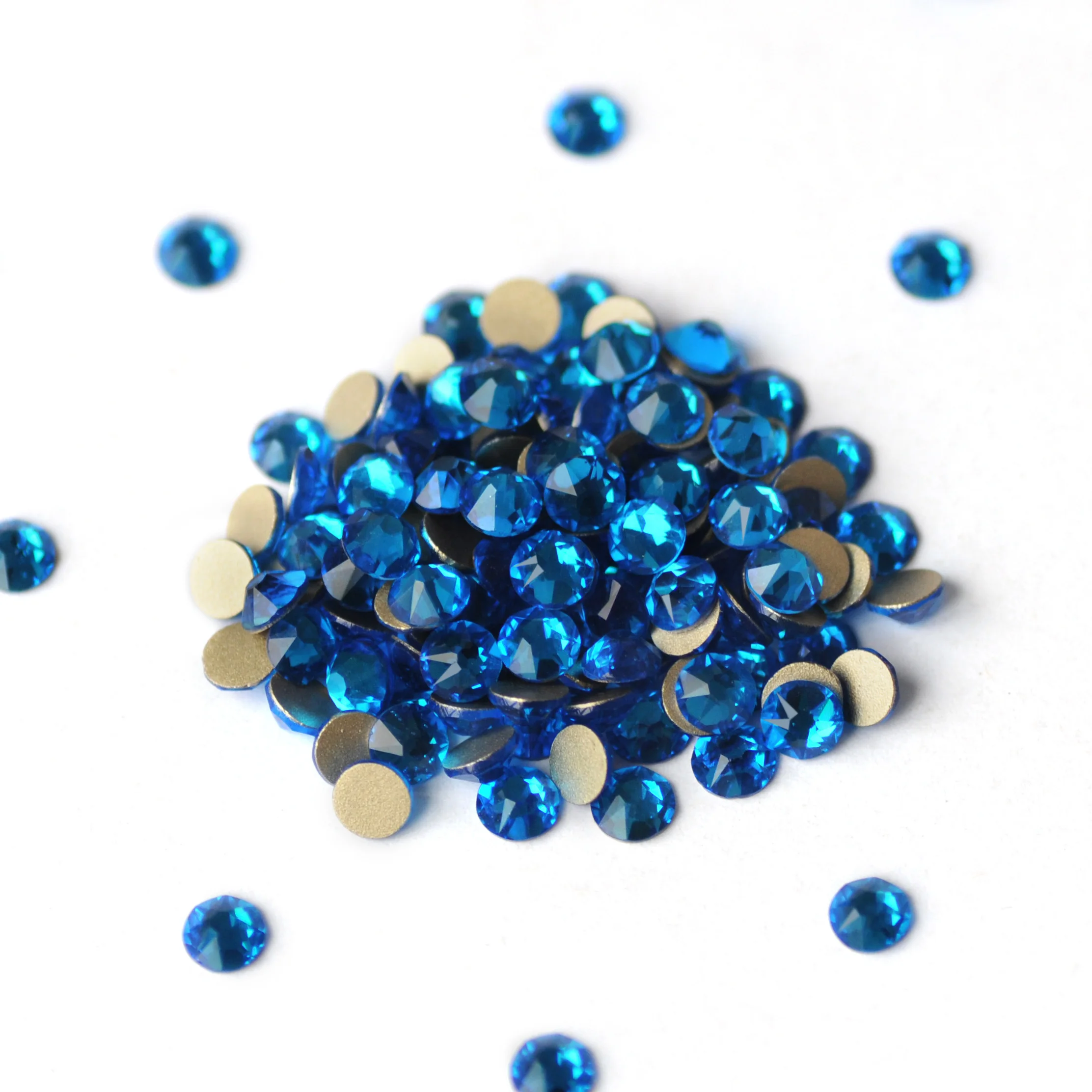 6A Capri Blue 2088 Flatback Glitzer-Strasssteine, nicht heißklebend, 8 große und 8 kleine Kristalle zur Dekoration von Kleidung, Fitnessanzügen und Kleidern. – Detail 2