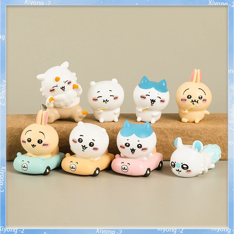 شخصيات كرتونية تشي كاوا حول نموذج سيارة تشي كاوا مصنوع يدويًا لتزيين سطح المكتب وهدايا عيد الميلاد.