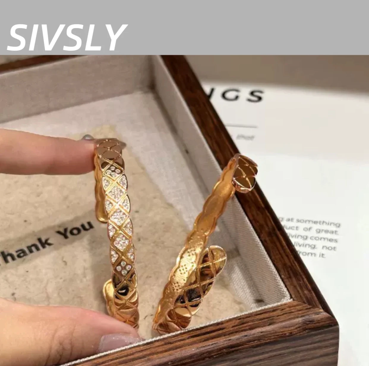 

Couple bracelets High-quality, wide, luxurious design, versatile, fashionable, high-end feeling bracelets