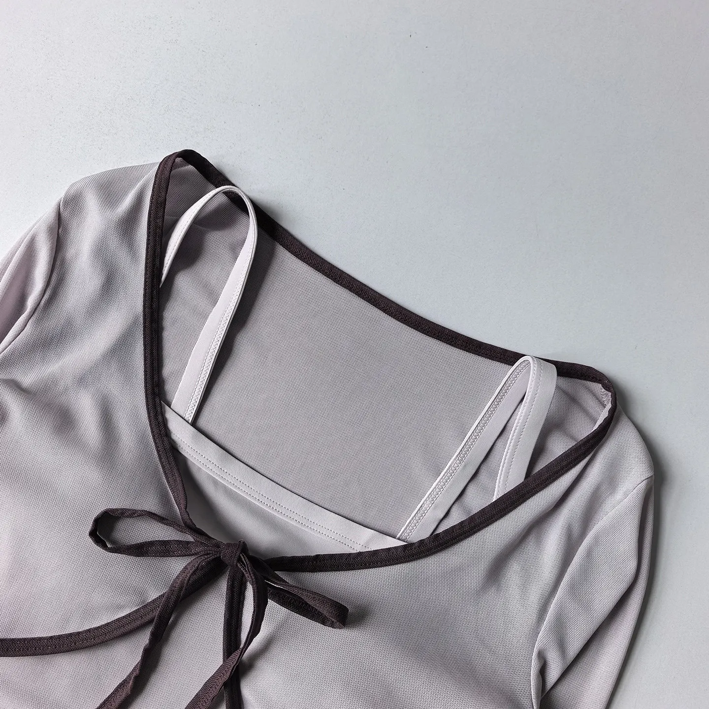 Langärmliges T-Shirt mit kontrastierender Schleifen-Netzoptik, schmal geschnitten, für Yoga, Fitnessstudio, Sport, mit Brustpolster, zweiteiliges Fake-Design – Detail 11