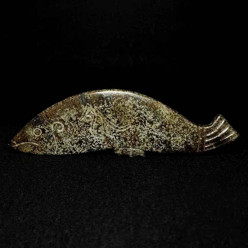 YIZHU CULTUER ART Size 15.5 x 4.8 cm Chinese Hongshan Culture Black Jade carving Fish Statue Pendant Collection