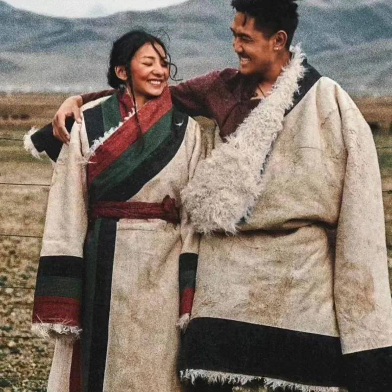 Tibetan clothing Tibetan robe Xizang warm long wool sheepskin jacket travel photography Tibetan clothing photo