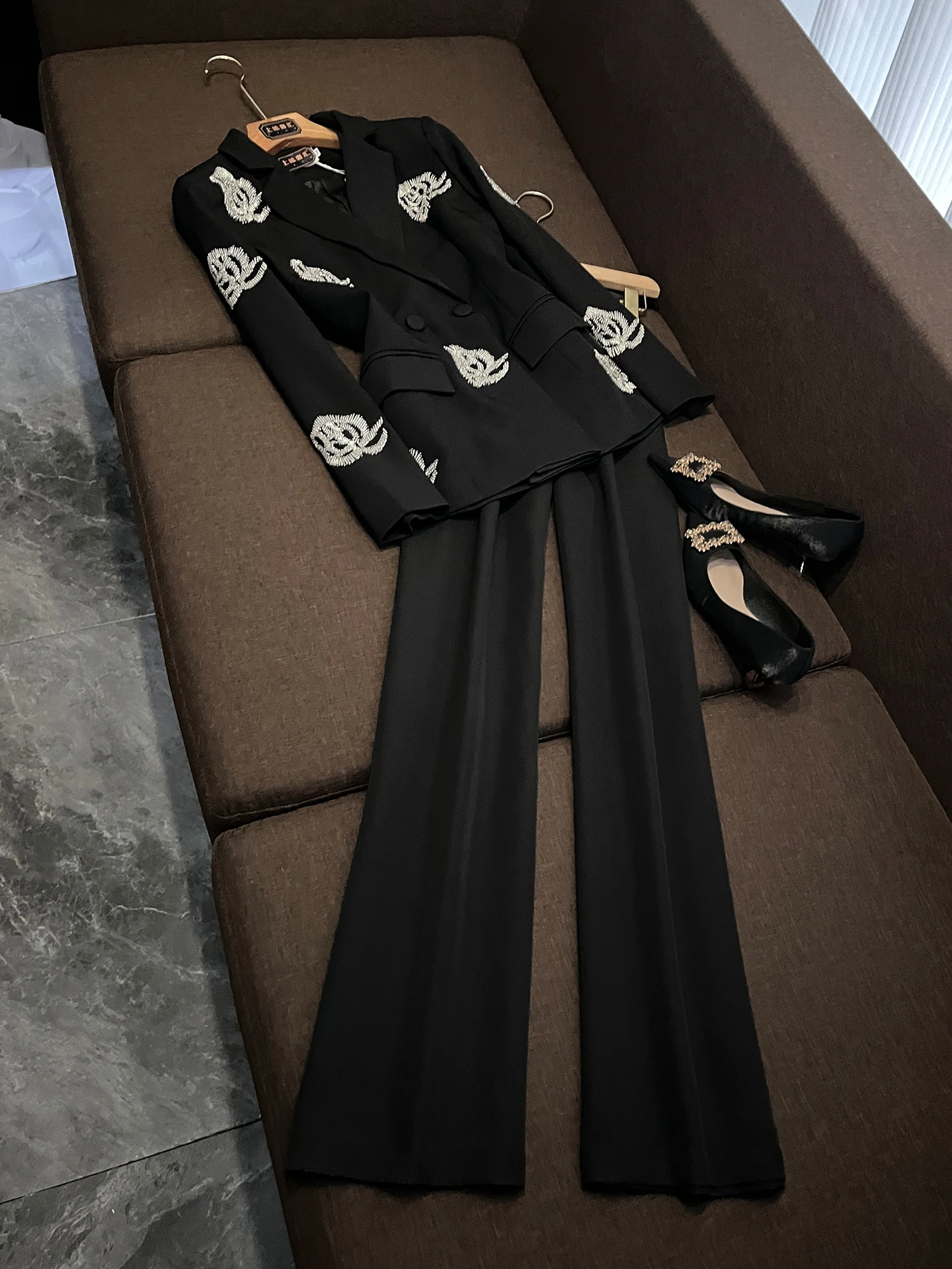 

Новый женский костюм-двойка 2026 года с V-образным вырезом, бисером и тяжелой вышивкой, модный, из полиэстера, весенний сезон, OK355