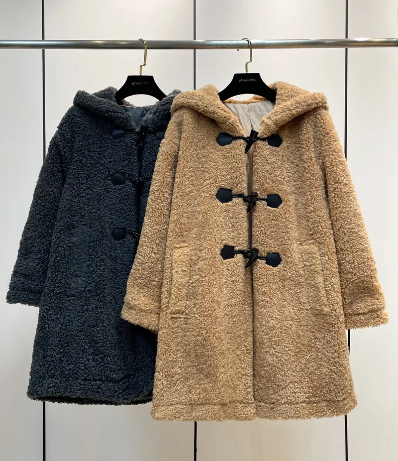 

Новая осенне-зимняя теплая женская кожаная куртка-пальто с капюшоном, на пуговицах из рога, больших размеров