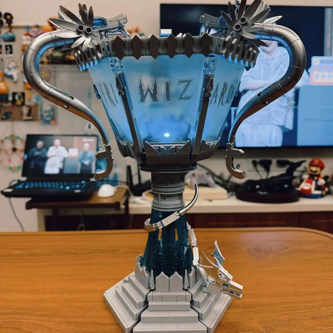 

Декоративные фигурки-конструкторы в виде чемпионских кубков, креативные украшения и декор для комнаты, подарки на День рождения/День святого Валентина/Хэллоуин/Рождество, идеально подходят в качестве любимого подарка для любителей игр.