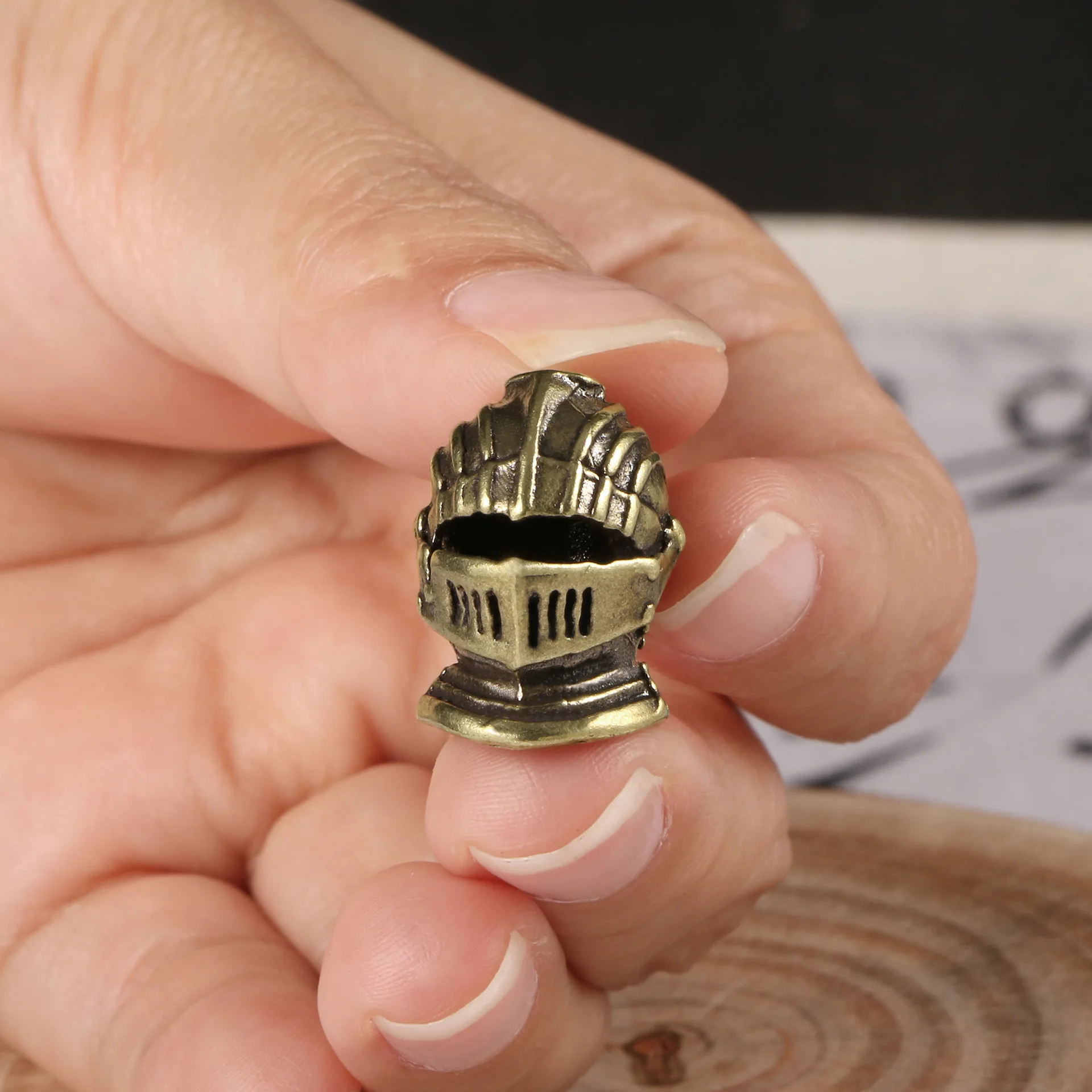 تماثيل خوذة فارس نحاسية عتيقة ، قلادة سلسلة مفاتيح سهلة الاستخدام ، قلادة حبل ، ديكور مكتب نحاسي ، هدية إكسسوارات منزلية #1