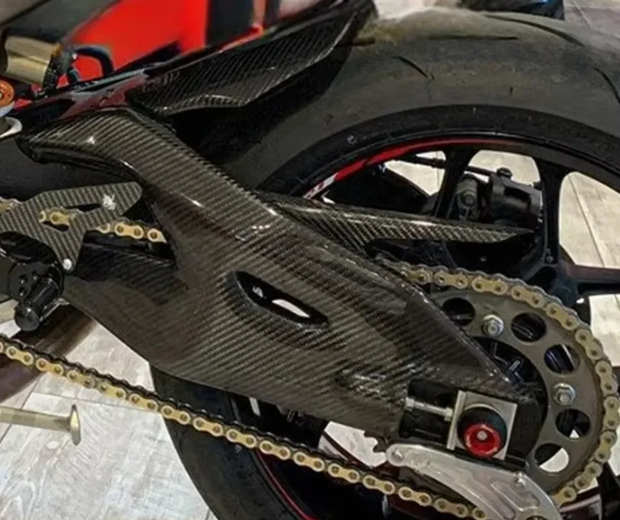 ABS motorcycle fairings are suitable for R1 rear rocker arm cover protective covers with carbon fiber paint from 2015 to 2024.