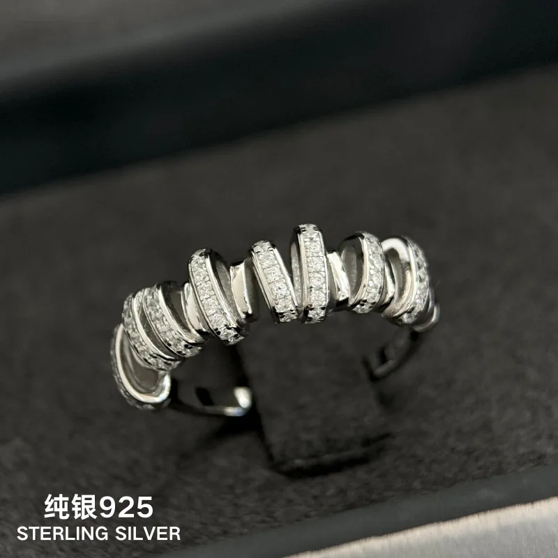 

Zircon-Embedded Ladies' Ring