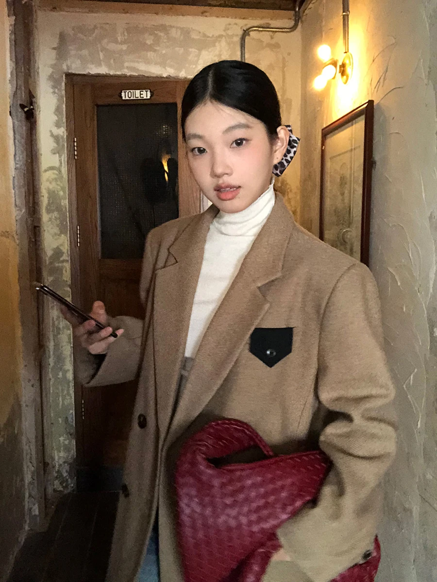 معطف صوف نسائي أحمر من ستوديو المشاهير لخريف وشتاء 2025، تصميم جديد راقي وجميل للغاية بلون القهوة على الطراز الكوري