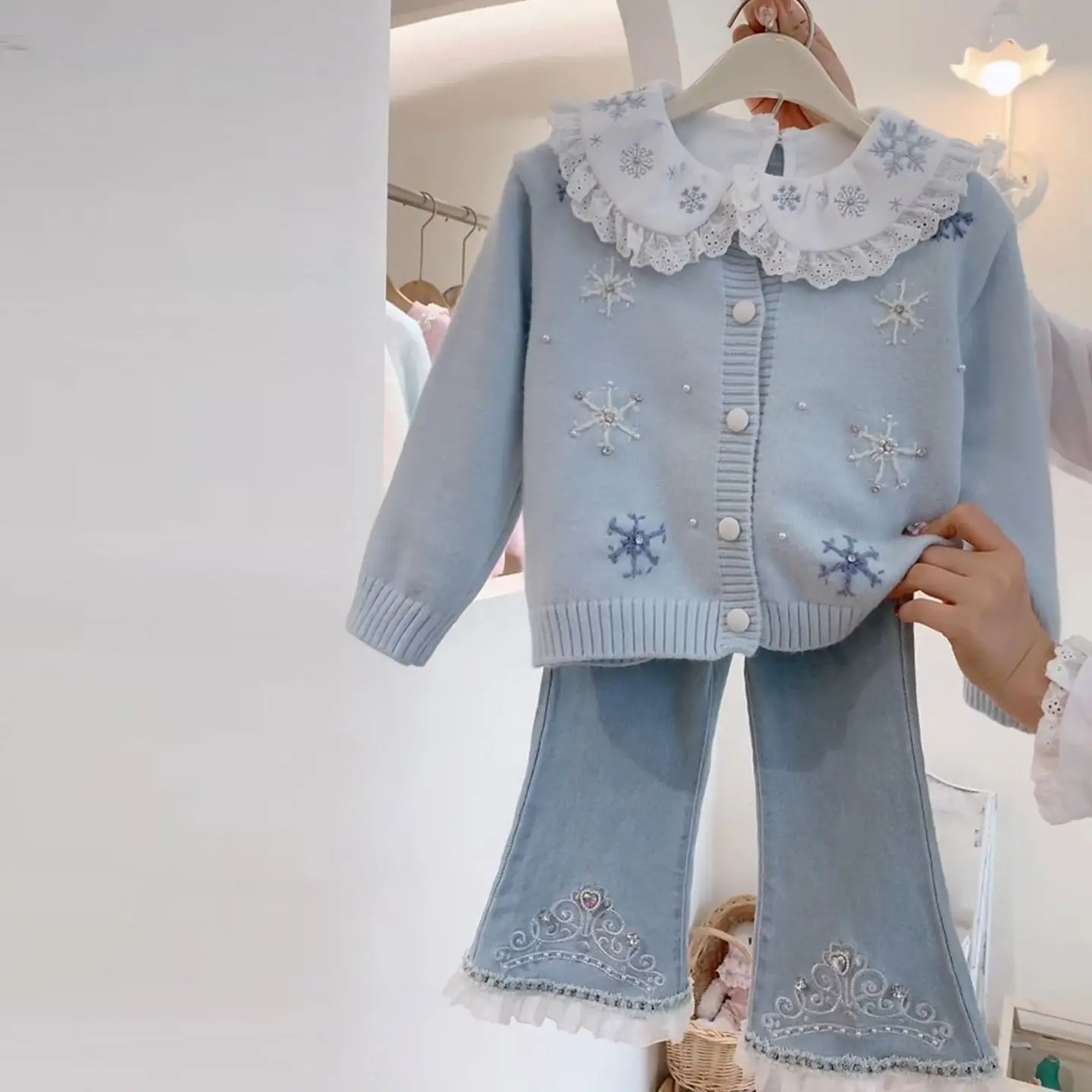 

Girls Autumn Set 2025 New Children Fashion Embroidered Peter Pan Collar Lace Shirt Knitted Cardigan Girls Jeans Three Piece Set