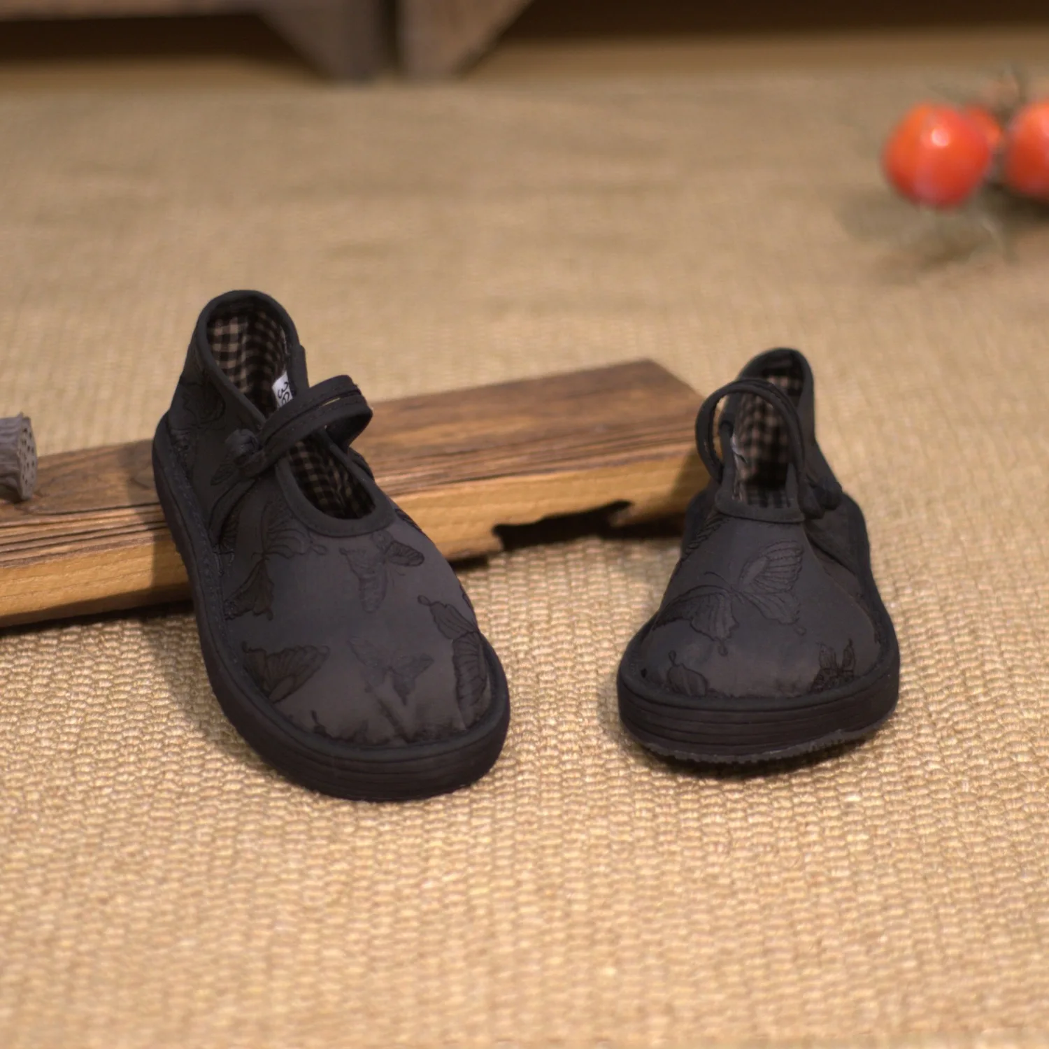 New Chinese single shoes soft sole soft surface comfortable lasagna cloth shoes ethnic style black butterfly buckle women shoes
