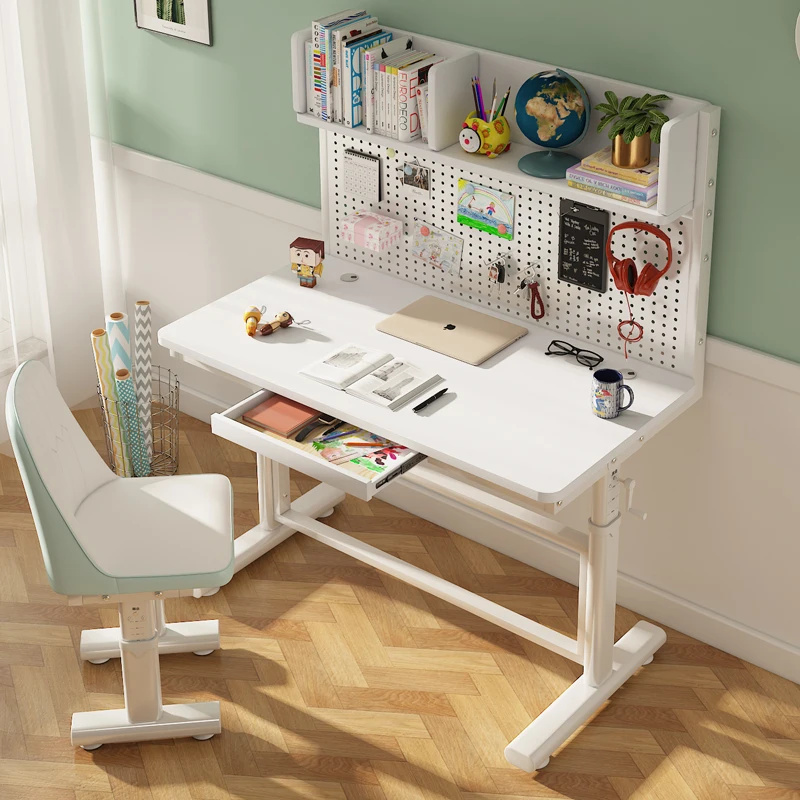 طلاب المدارس الابتدائية الذين يكتبون مكتب الواجبات المنزلية البسيطة ومكاتب وكراسي الأطفال يمكن رفعها