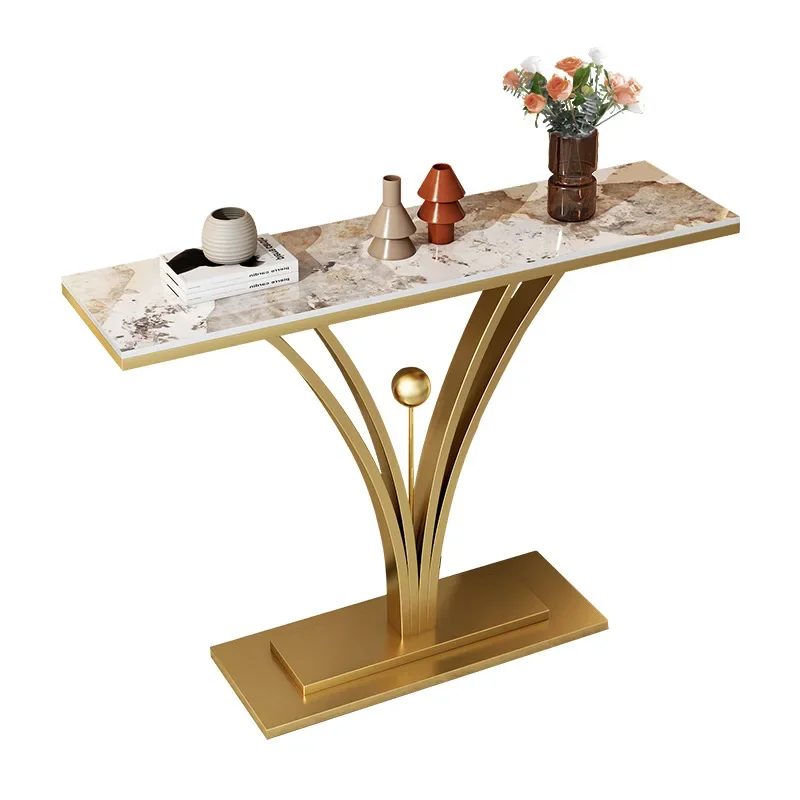 

Легкий роскошный входной столик из каменной плиты у стены для входа в дверь. Входная платформа Art. Современная простота.