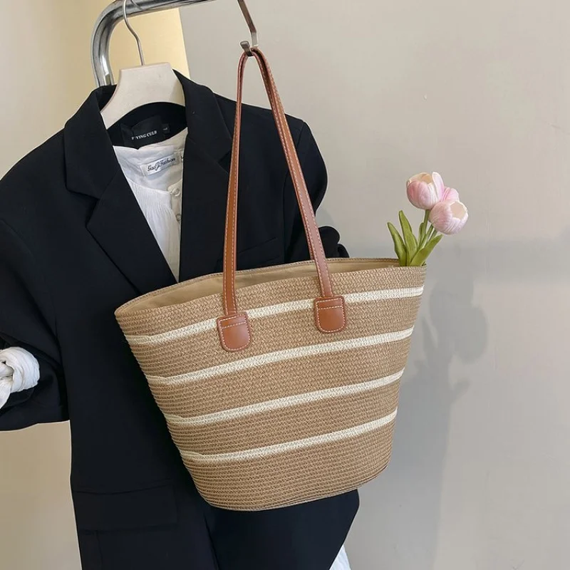 ヌバックレザー製のレディースクロスボディバッグ。トレンディなペルーヴィンテージを特徴とする軽量でソフトなデイリールック。 ​