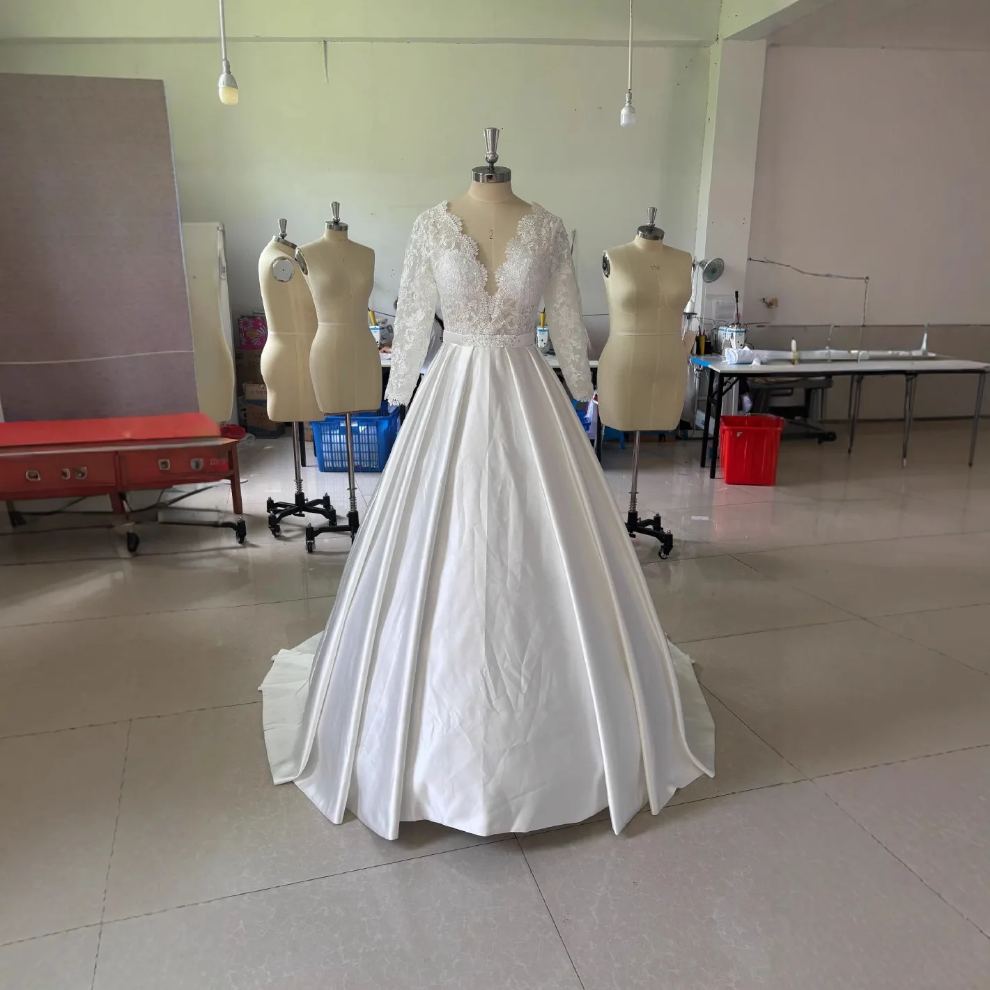 Maßgeschneidertes, schlichtes, weißes Brautkleid mit V-Ausschnitt und Spitze, A-Linie, Satin, Schleppe, rückenfrei, lange Ärmel, Brautkleid, Vestido De Noiva – Detail 5