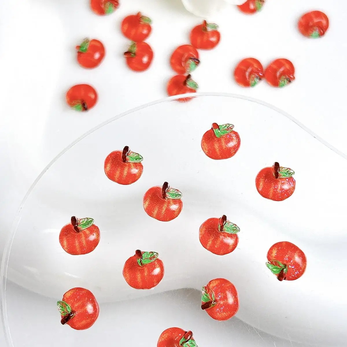 3D เรซิ่น Mini Red Apple อุปกรณ์ตกแต่งเล็บน่ารักการ์ตูน Glitter Apple เล็บ Charms อุปกรณ์สําหรับเล็บ DIY