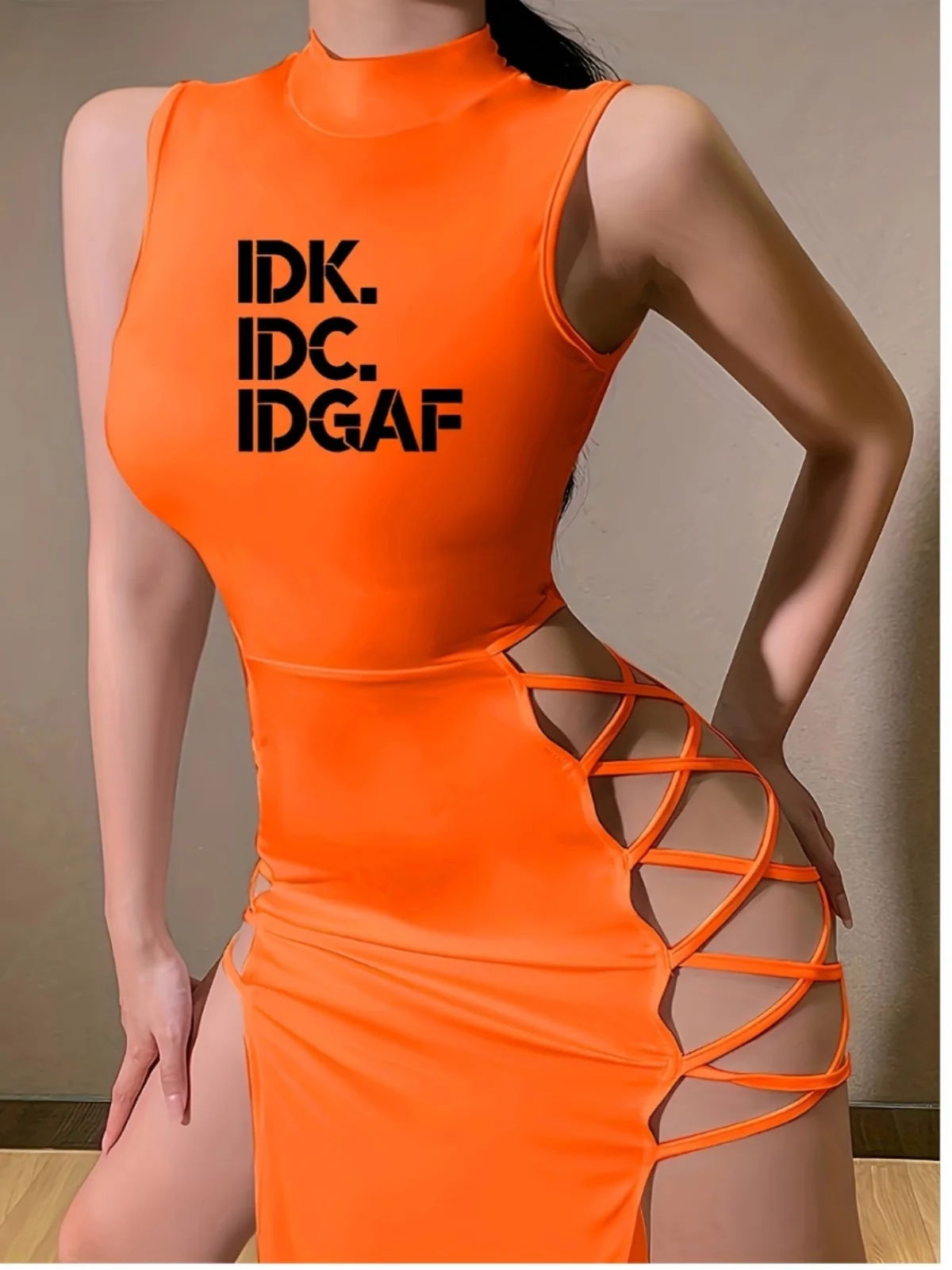 ชุดเดรสยาวทรงเข้ารูปผ้าโพลีเอสเตอร์พิมพ์ลายตัวอักษรเซ็กซี่แบบใหม่สำหรับฤดูร้อน ผ่าสูง ผูกเอว เหมาะสำหรับใส่ไปเที่ยวคลับ