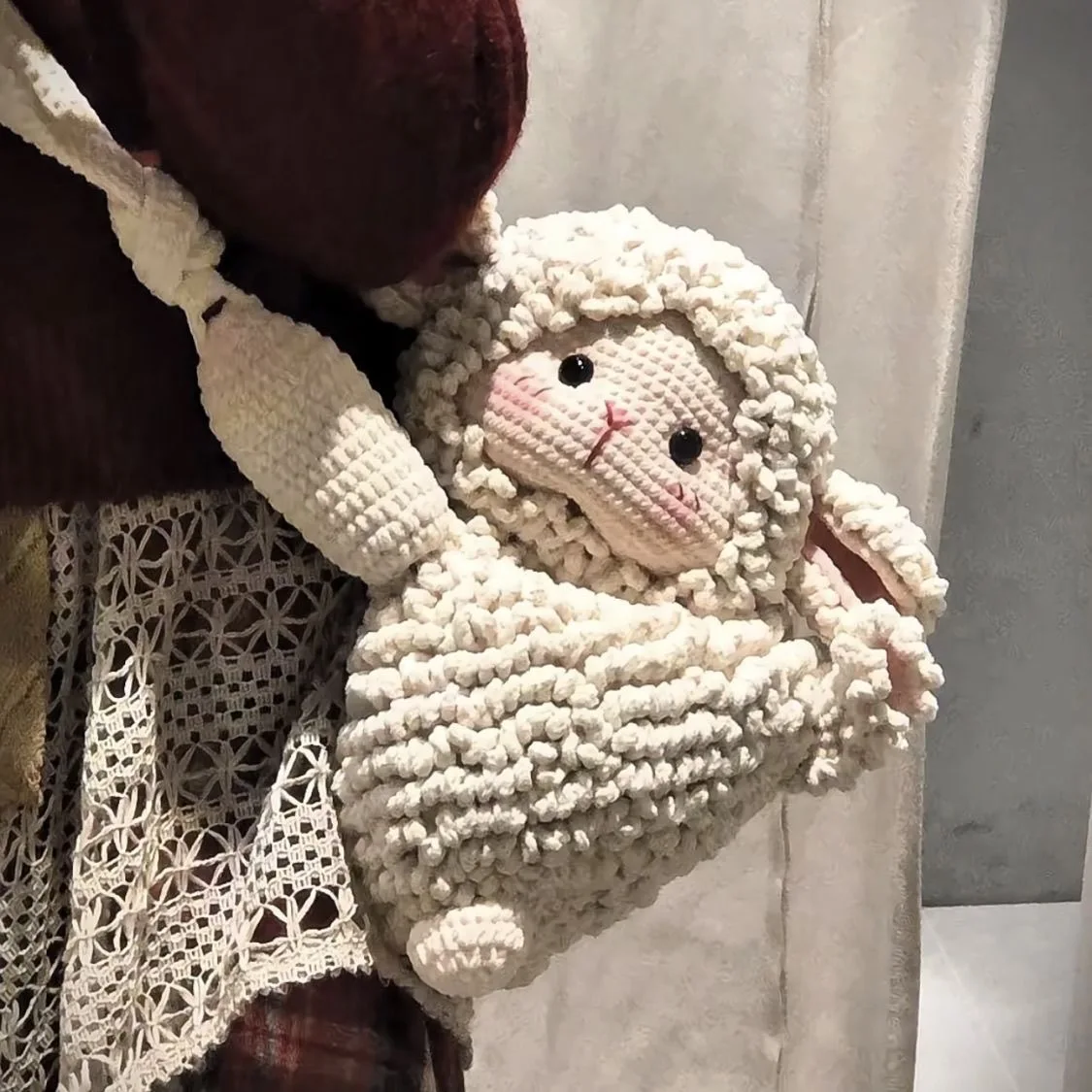 sac-artisanal-en-fil-de-laine-en-forme-de-petit-mouton-produit-fini-au-crochet-ideal-pour-un-cadeau-a-un-meilleur-ami-materiel-de-tricot-diy-accessoire-de-mode