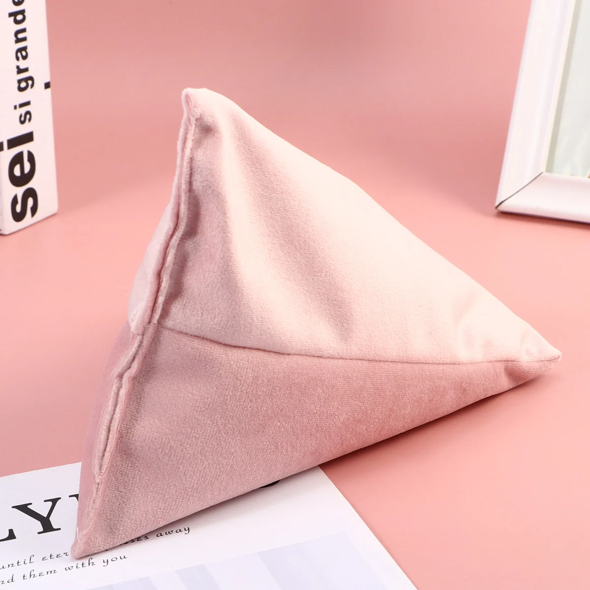 Phone Tablet Multi-angle Triangular Support Pillow Pillow Reading Stand for Home Dorm Daily Use ( Pillow)