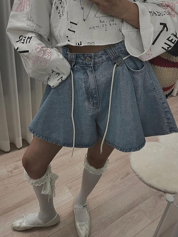 

Джинсовые орты трапециевидной формы с высокой талией и поясом. Широкие брюки и расклешенный подол. Повседневные износостойкие синие джинсы с высокой талией.