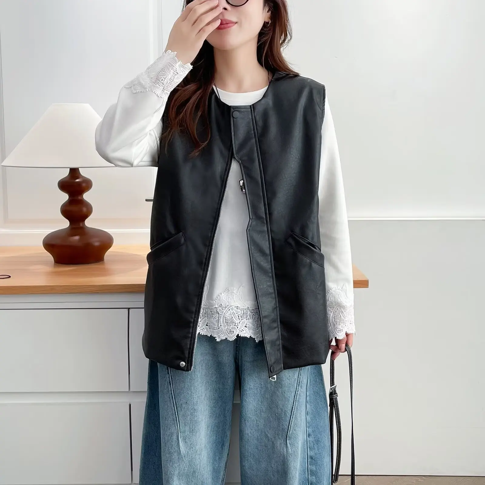 เสื้อแจ็คเก็ตหนังแฟชั่นสำหรับผู้หญิงไซส์ใหญ่ ฤดูใบไม้ร่วง ปี 2025 เสื้อกั๊กไม่มีแขน คอวี ซิป PU เสื้อกั๊ก รุ่น 2533