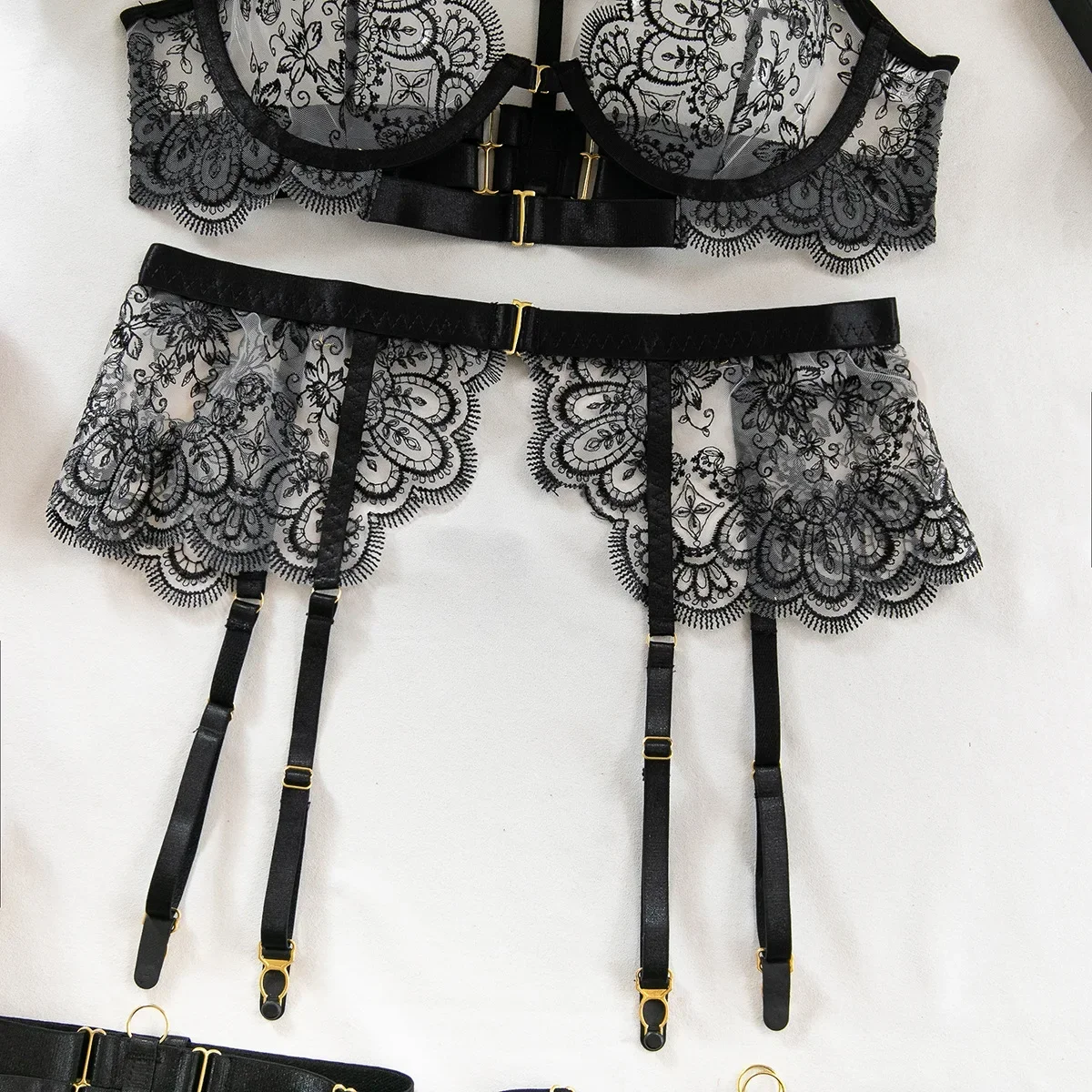 Nova moda indústria pesada conjunto de lingerie bordada com fivela de metal perspectiva sexy feminina botão aberto frontal conjunto de cinco peças