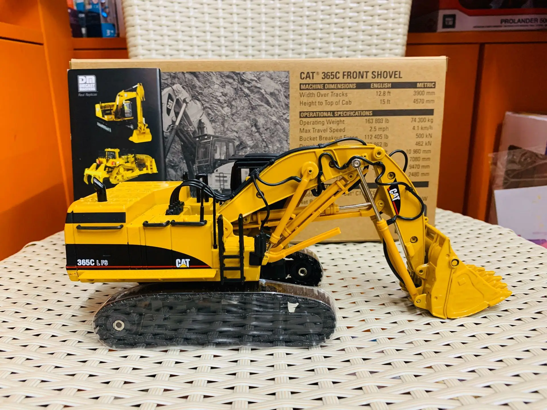 365C Fornt Shovel 1/50 Scale Metal Model By DieCast Masters DM85160 New in Box